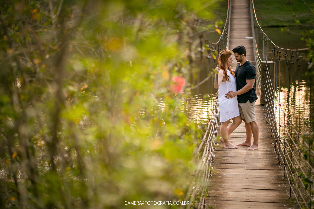 noivos abraçados na poste no eco resort alvorada em brotas no ensaio pré wedding