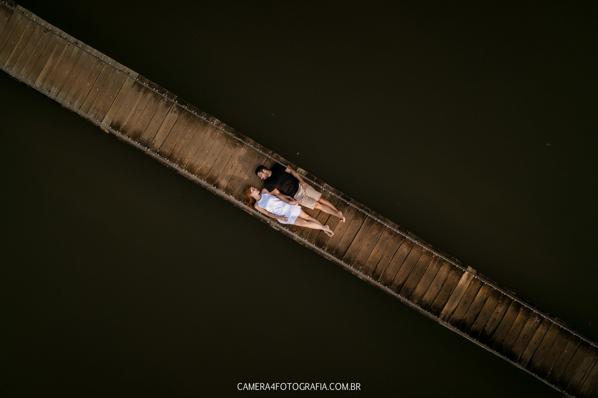 foto de drone doa noivos na ponte durante ensaio pré wedding no eco resort alvorada em brotas