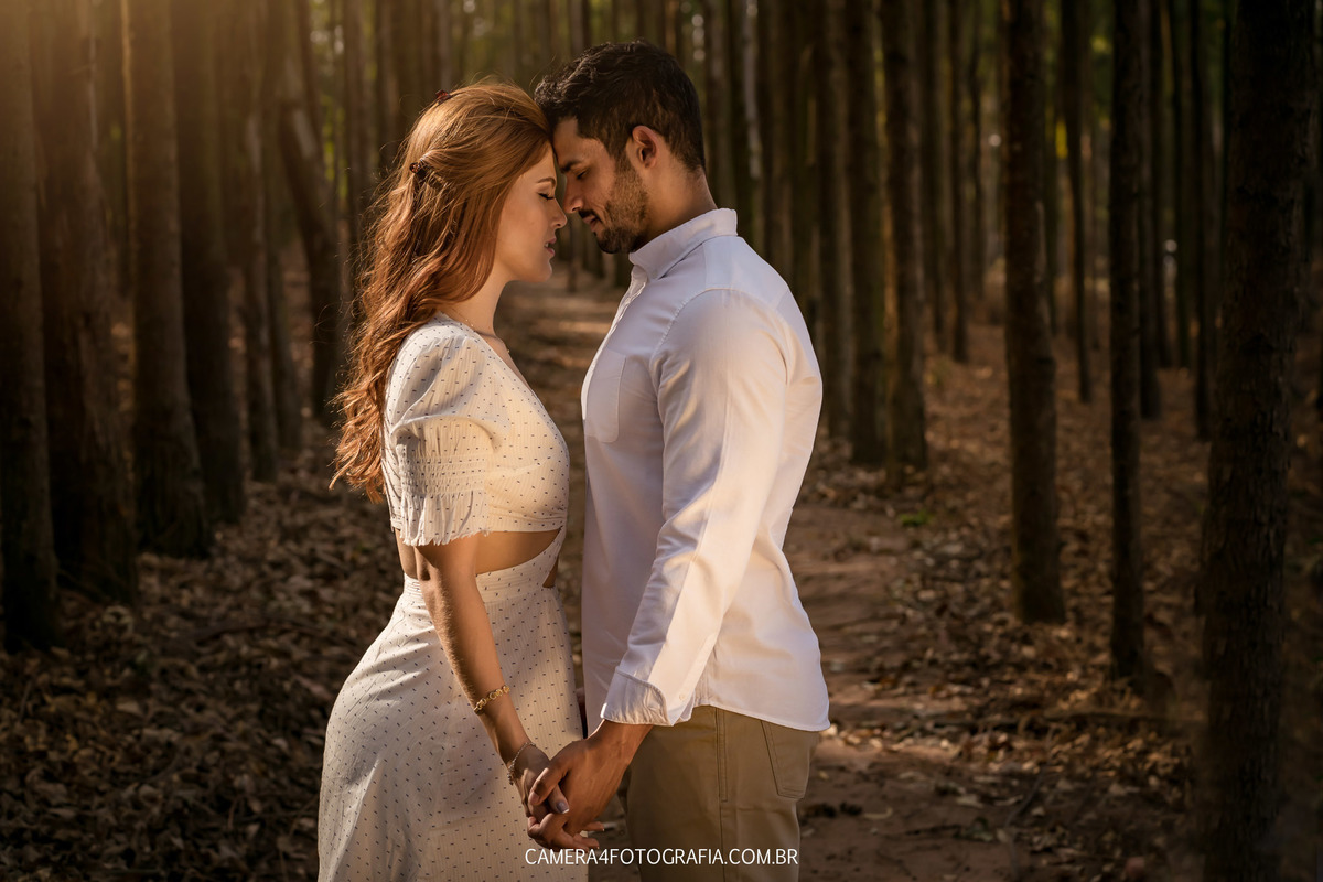 noivos se beijando durante o ensaio pré wedding no eco resort alvorada em brotas