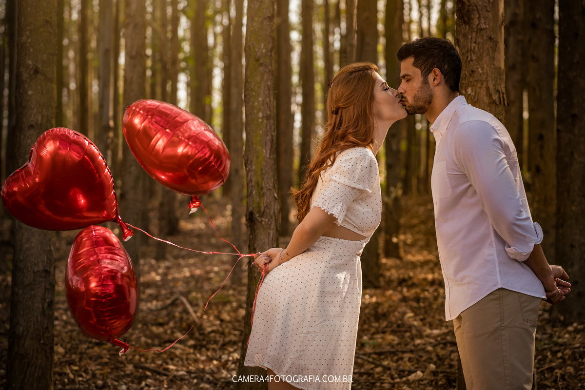 noivos se beijando durante o ensaio pré casamento no eco resort alvorada em brotas