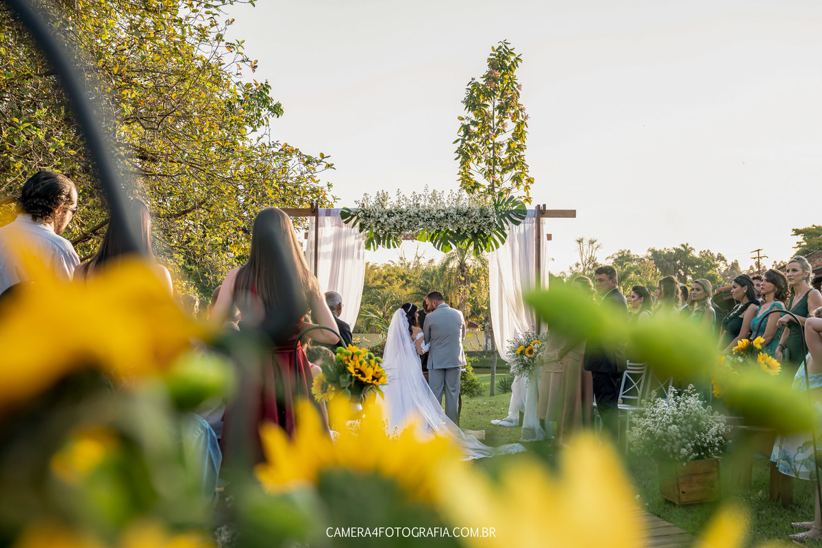 noivos se beijando durante a cerimônia de casamento
