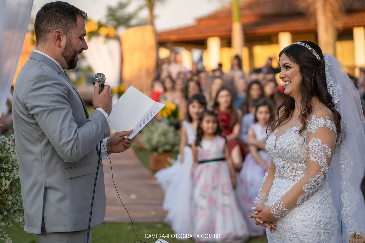 votos do noivo para a noiva durante a cerimônia