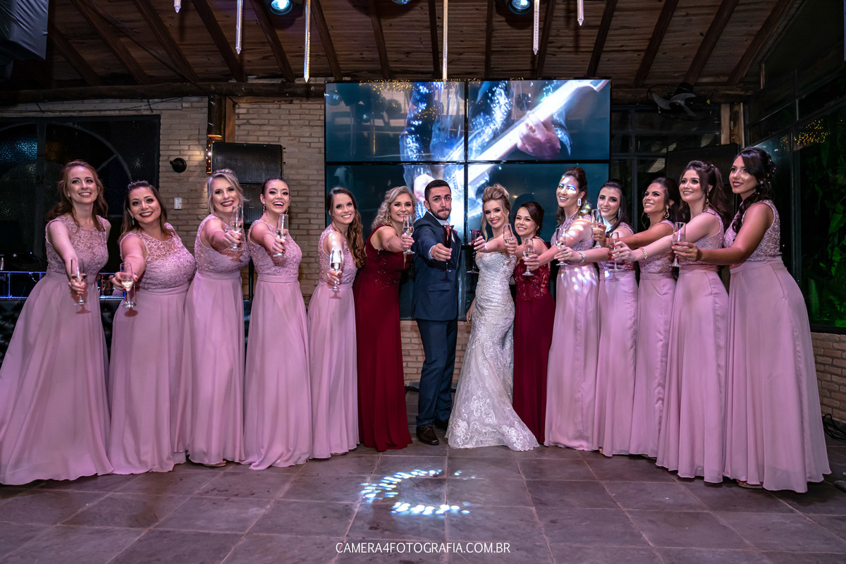 noivos com as madrinhas na festa do casamento