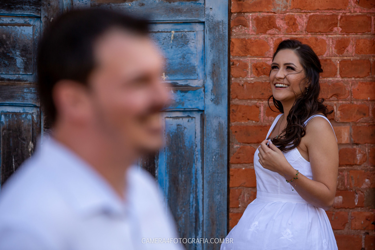 noivos rindo durante o ensaio pré wedding