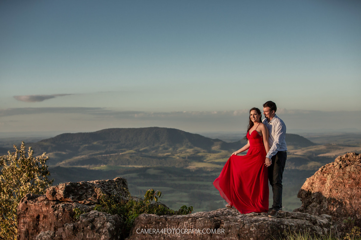 noivos no gigante adormecido durante o ensaio pré wedding 
