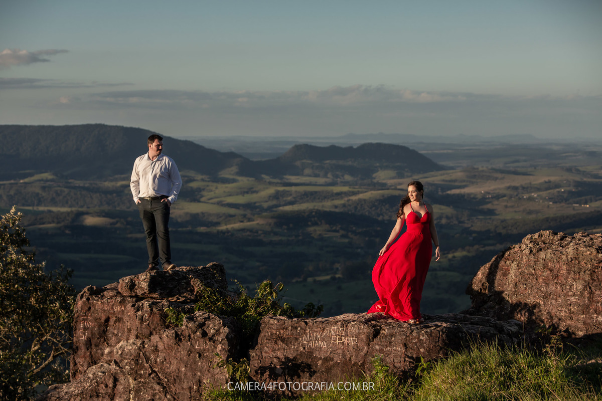 noivos durante o ensaio pré wedding em pardinho