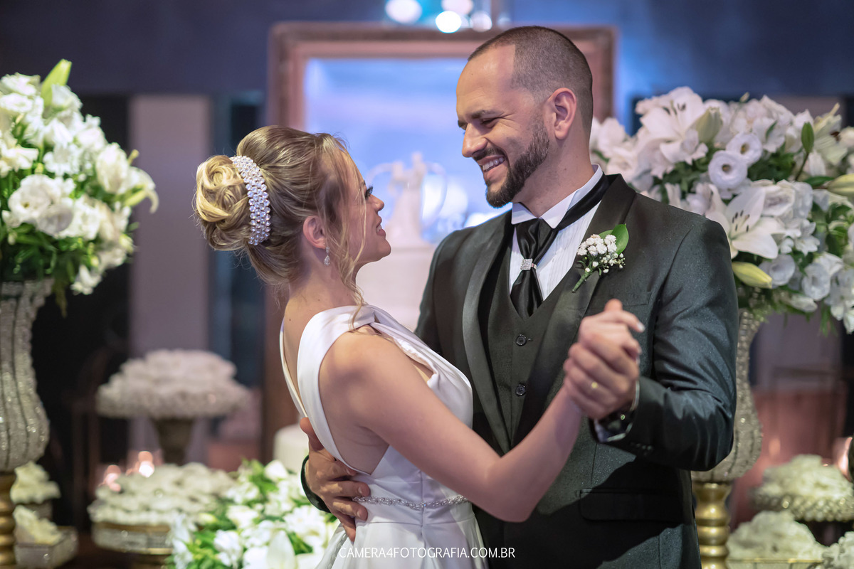 noivos se olhando posando para fotocasamento-de-jéssica-e-hemrique-em-bauru-sp-camera-4-fotografia-bauru-sp