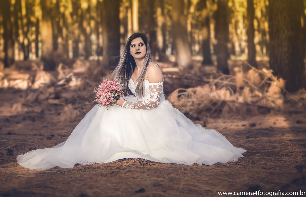 noiva sentada com buquê