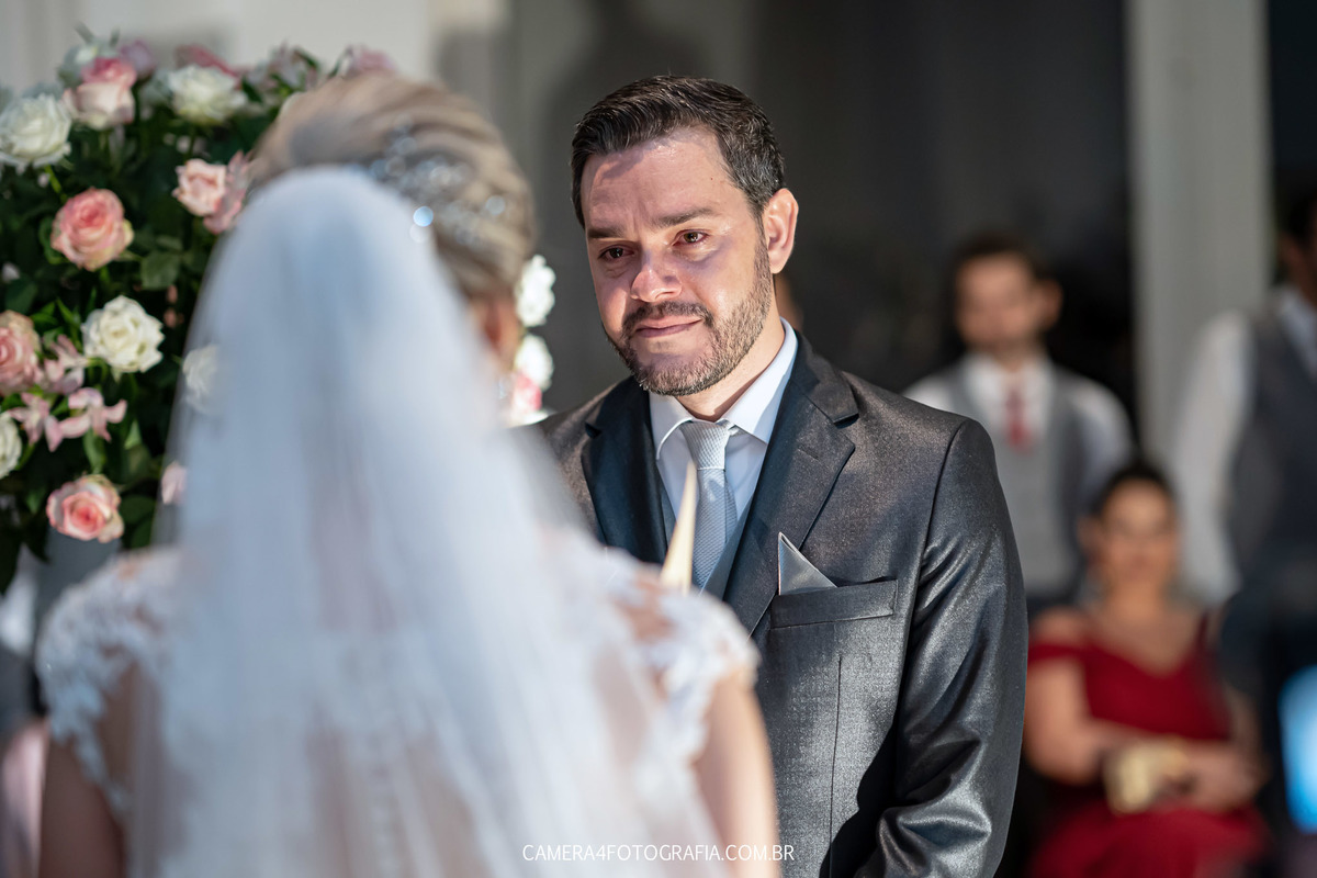 noivo emocionado olhando para a noiva