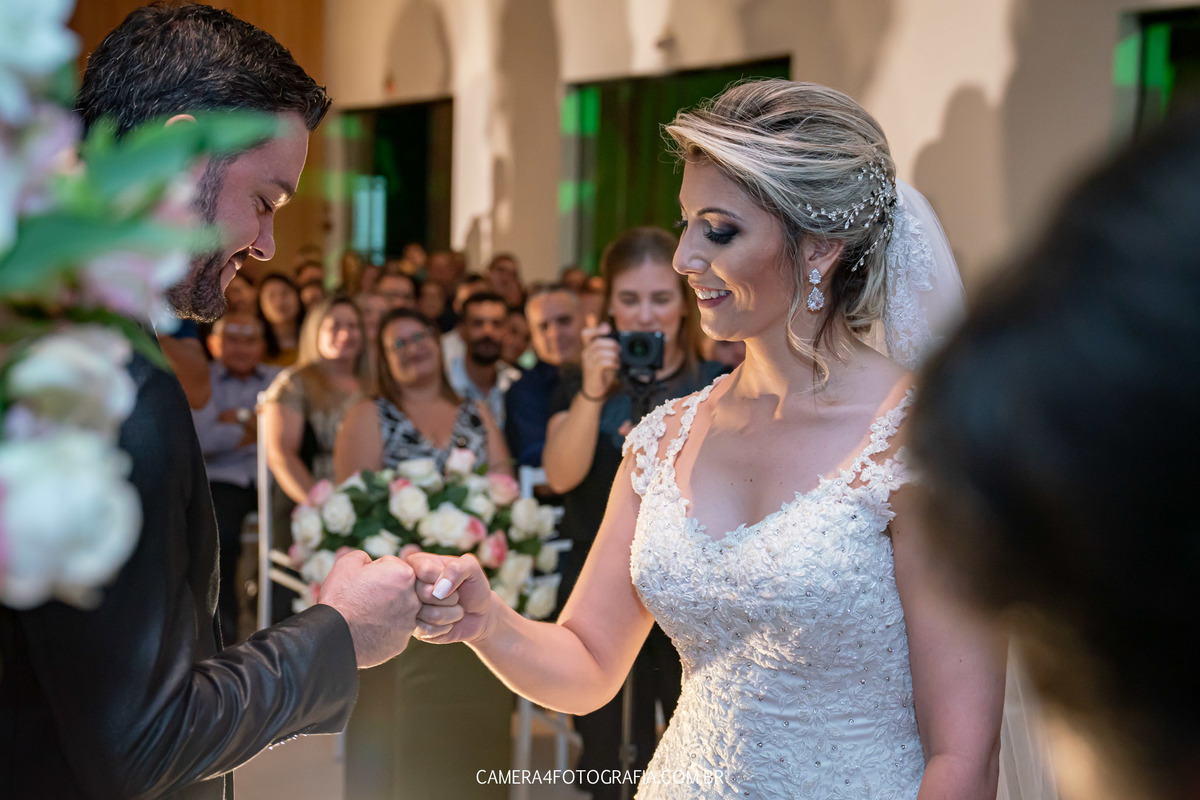 noivos durante a cerimônia de casamento