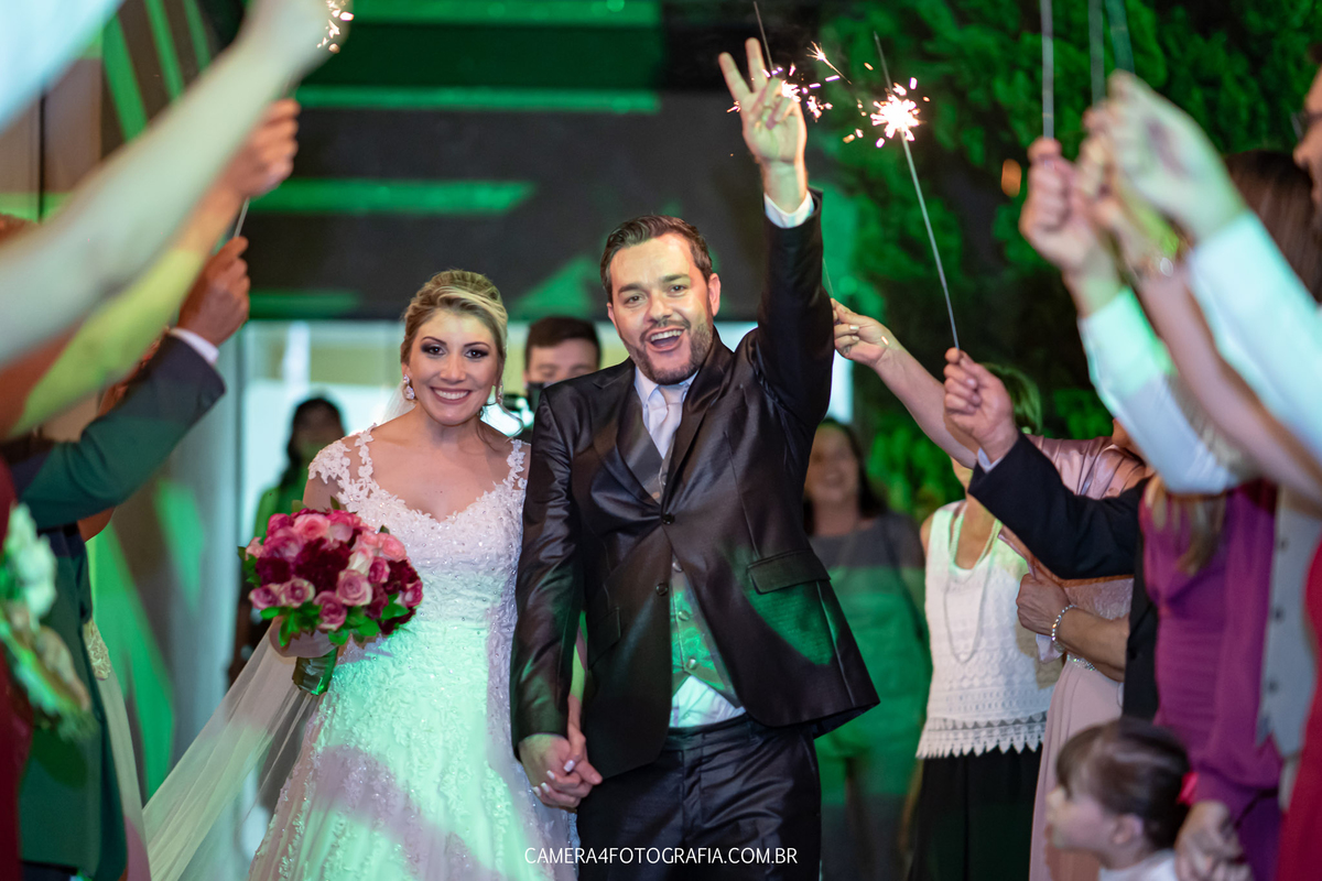 noivos após a cerimônia de casamento 