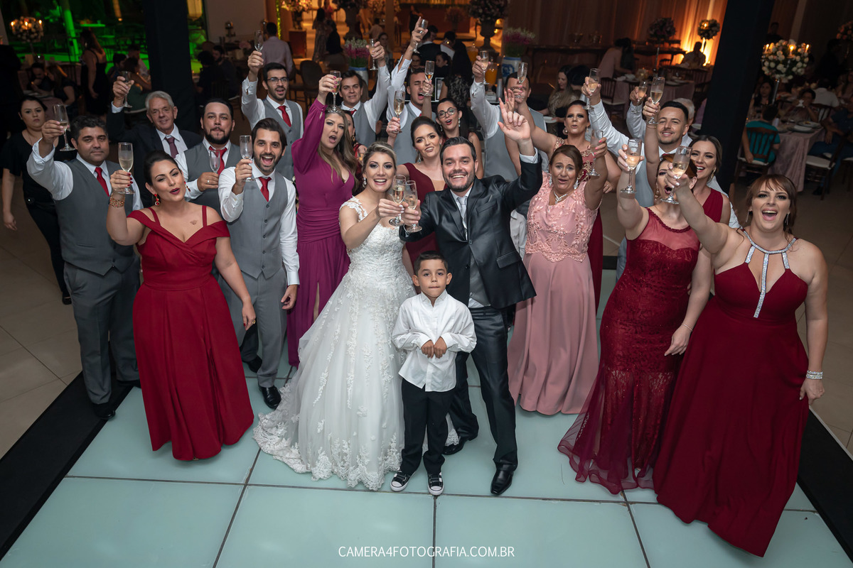 brinde dos noivos com padrinhos durante a festa de casamento 