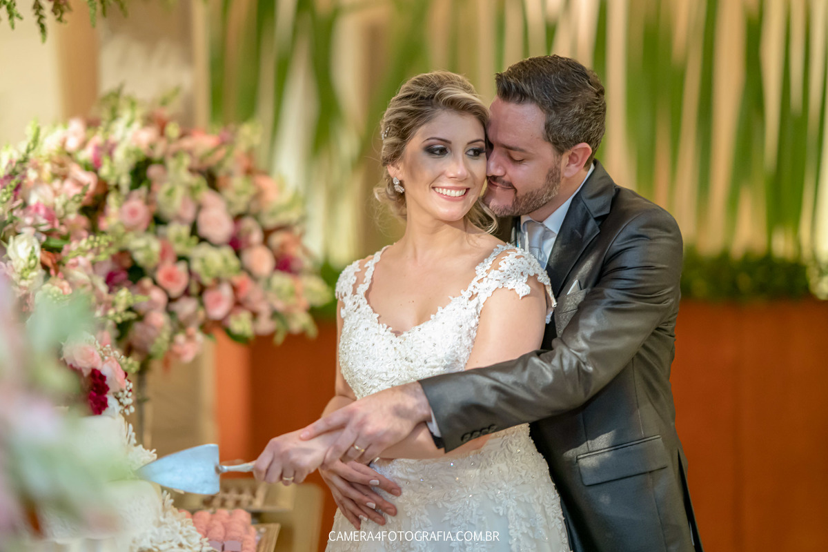 noivos cortando o bolo durante a festa de casamento 