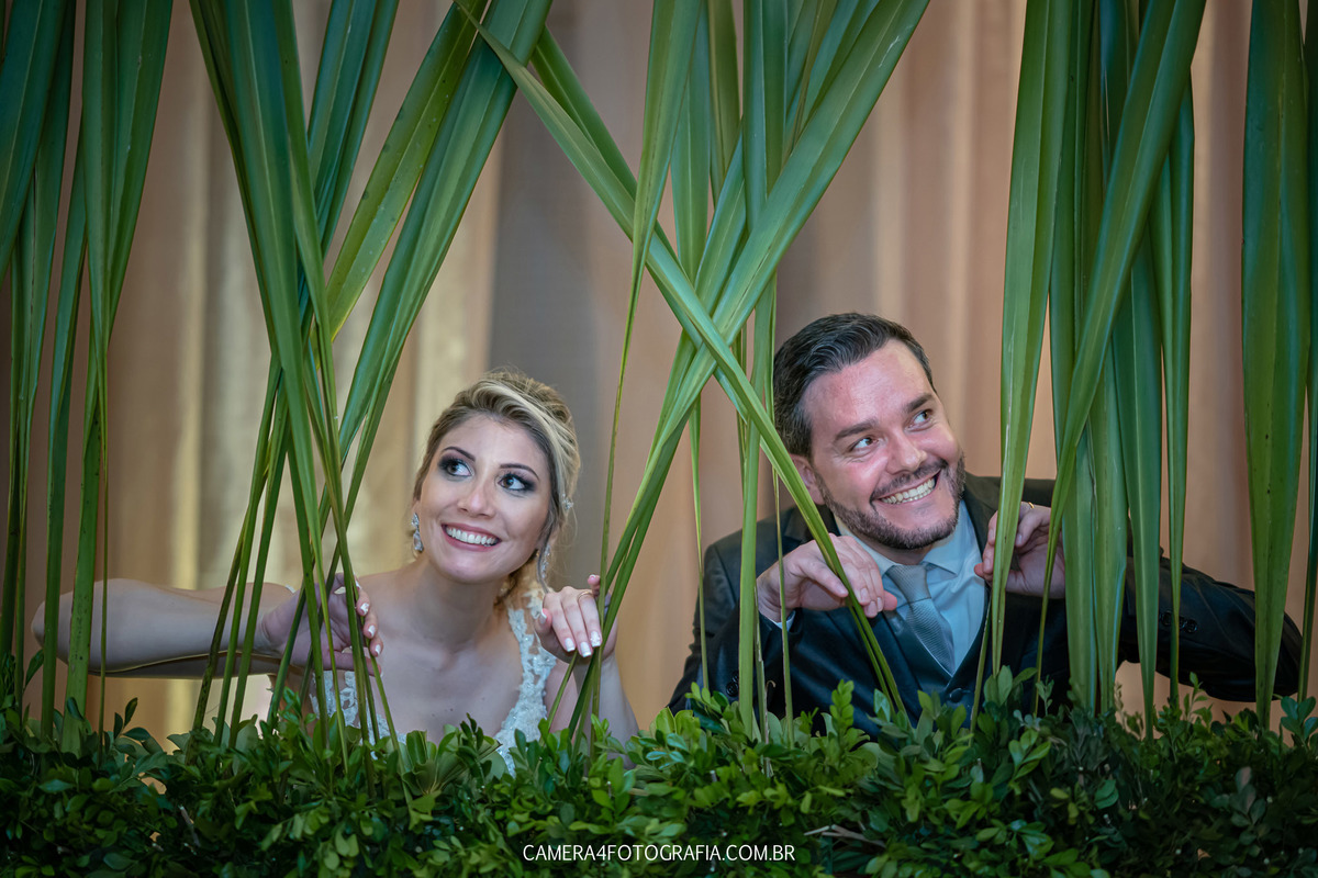 noivos posando de forma divertida para foto