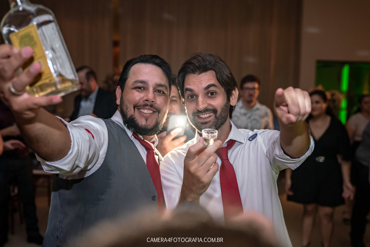 padrinhos bebendo durante a festa de casamento 