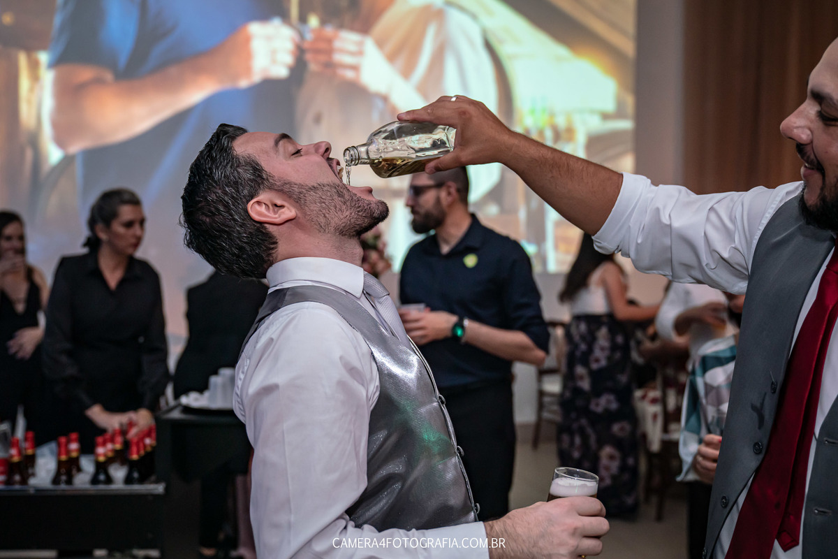noivo bebendo durante a festa de casamento 