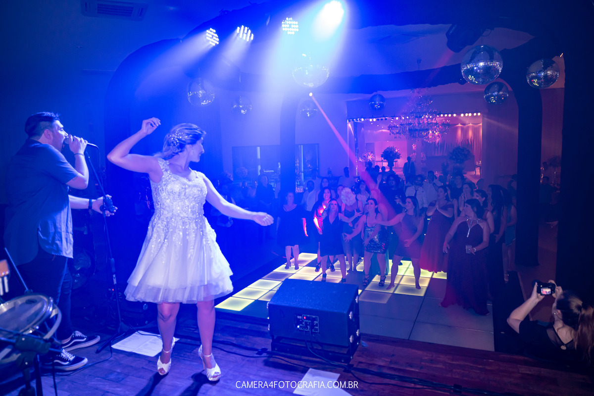 noiva jogando o buquê durante a festa de casamento