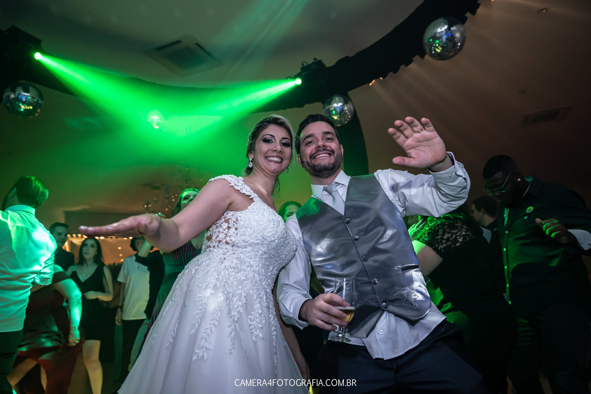 noivos dançando durante a festa de casamento