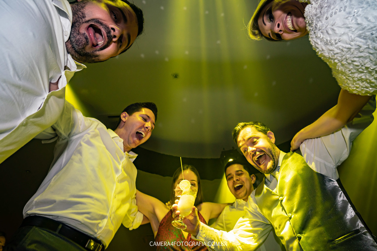 noivos se divertindo com convidados durante a festa de casamento