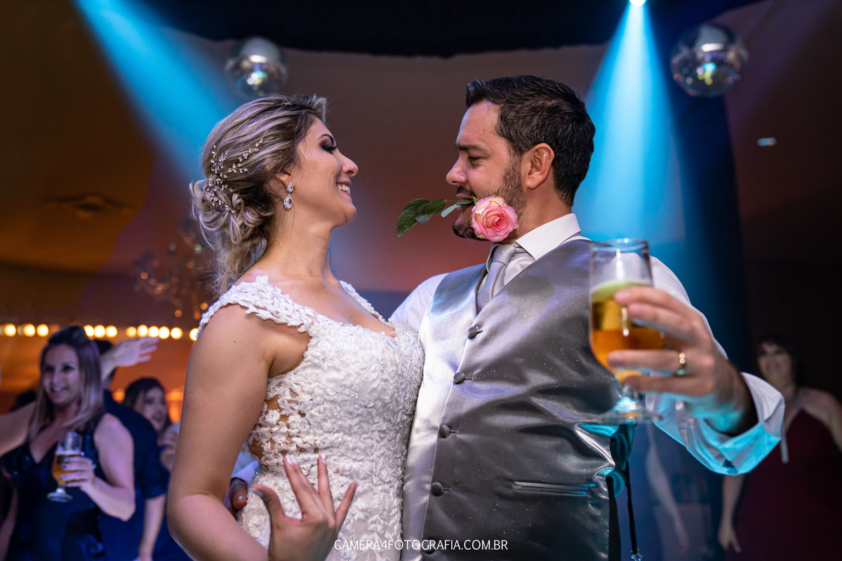 noivos se divertindo durante a festa de casamento 