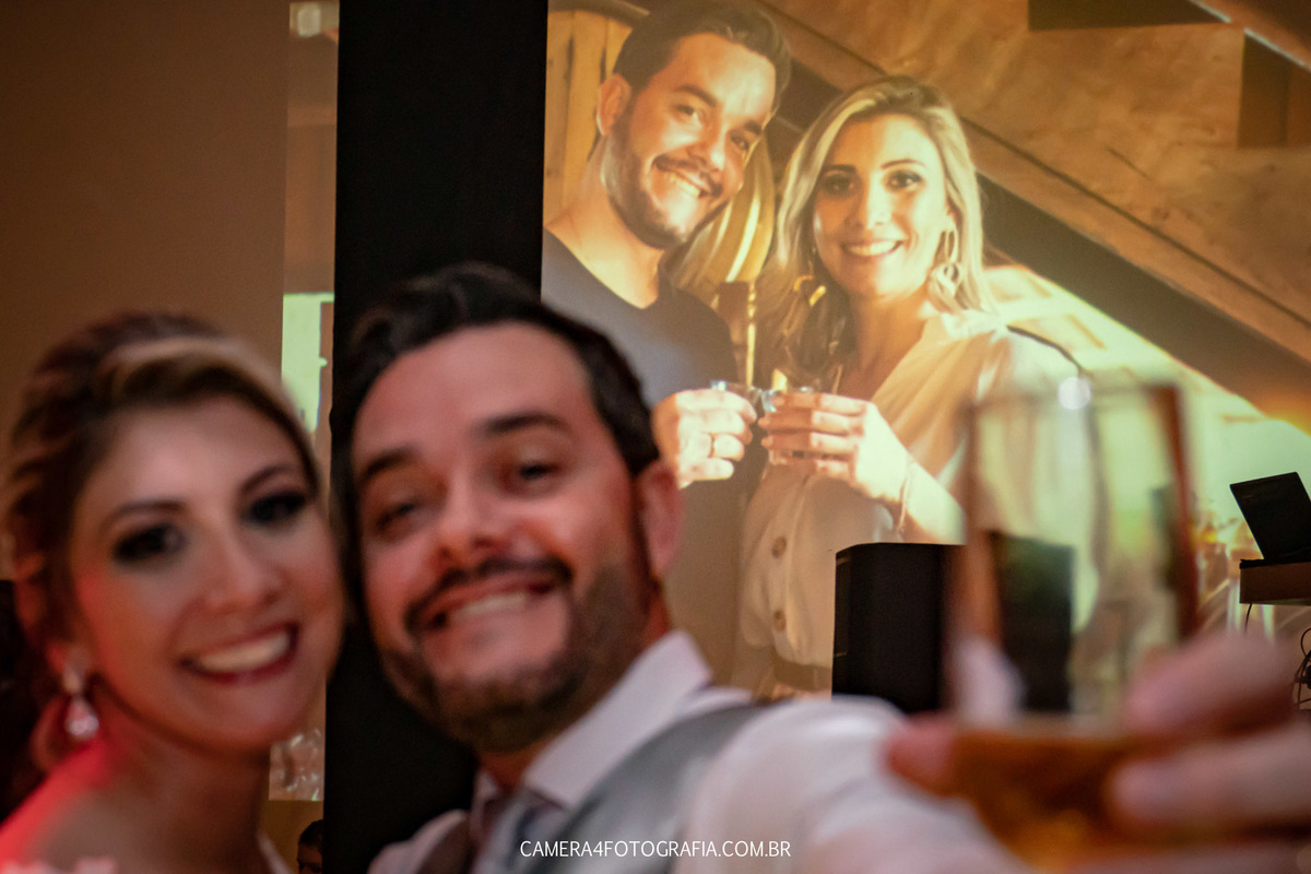 noivos durante a festa de casamento