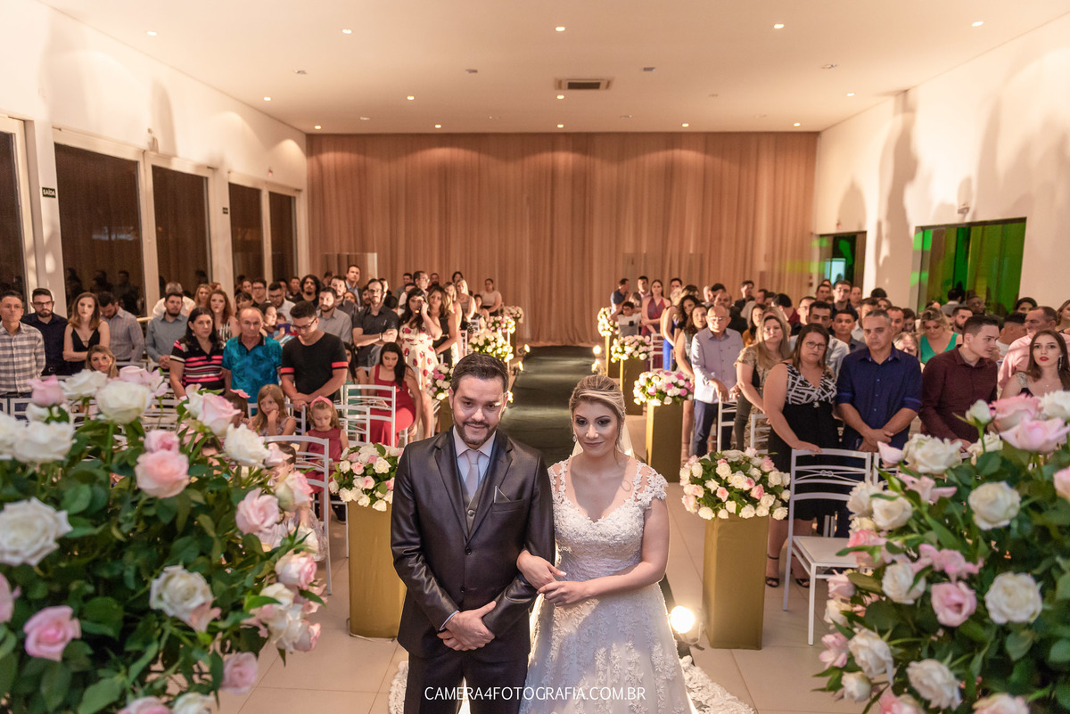 noivos e convidados durante a cerimônia de casamento