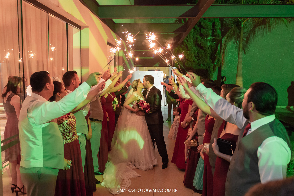 noivos e padrinhos após o casamento 