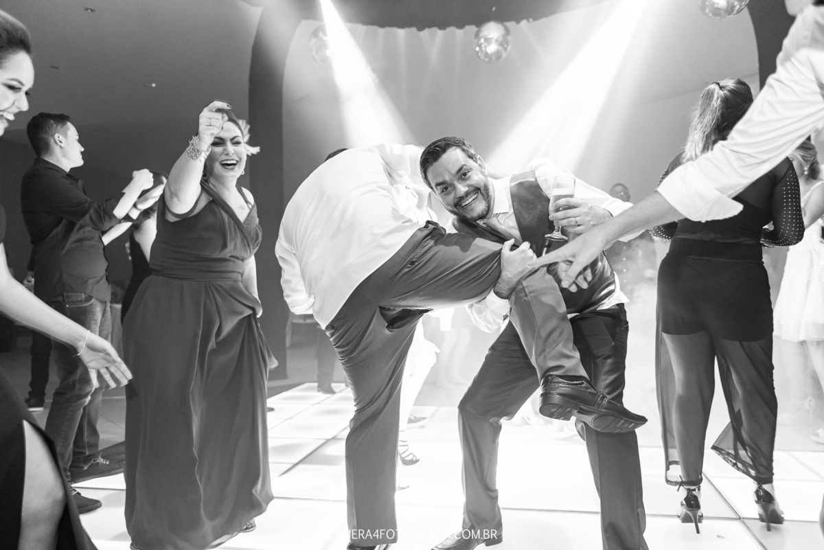 noivo se divertindo durante a festa de casamento 