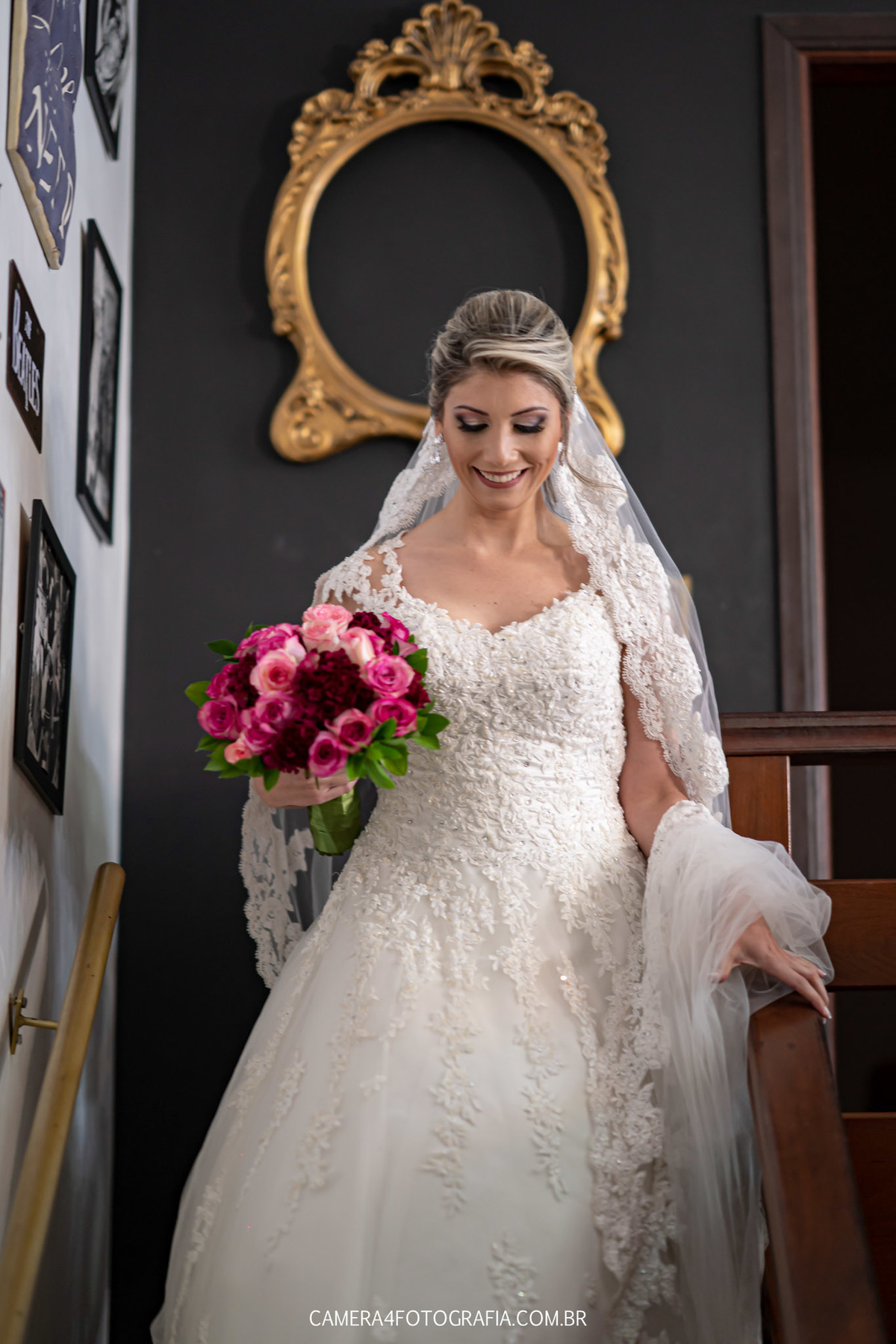noiva pronta descendo as escadas