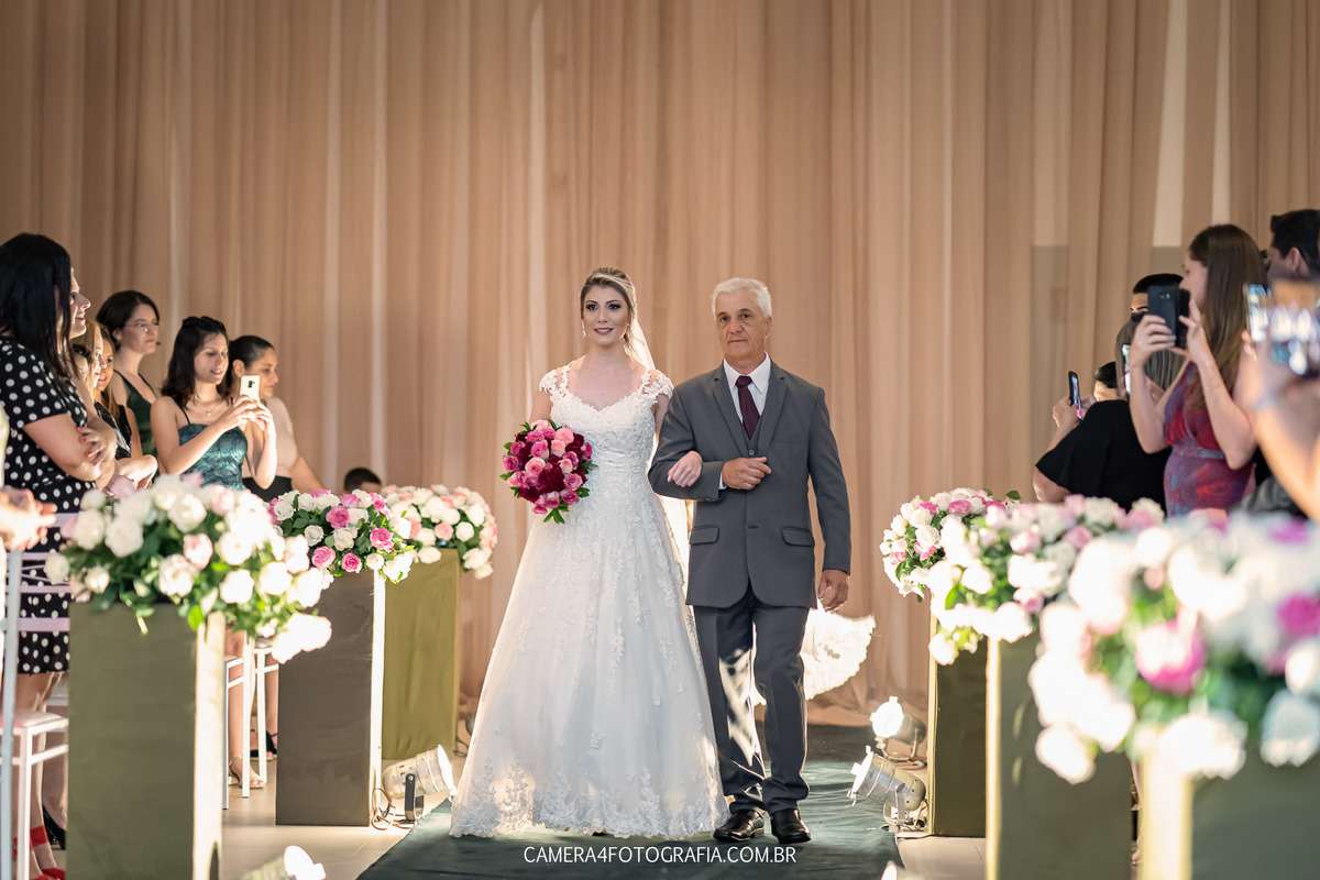 entrada da noiva na cerimônia de casamento 