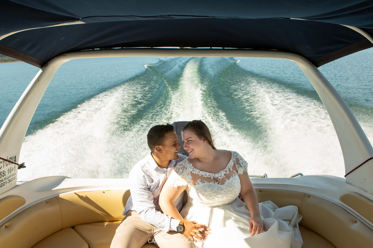 noivos na lancha durante o ensaio Pré Wedding em Capitólio - MG