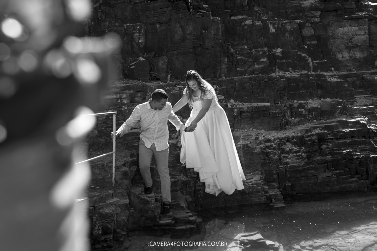 noivo com a noiva durante o ensaio pré wedding em Capitólio - MG