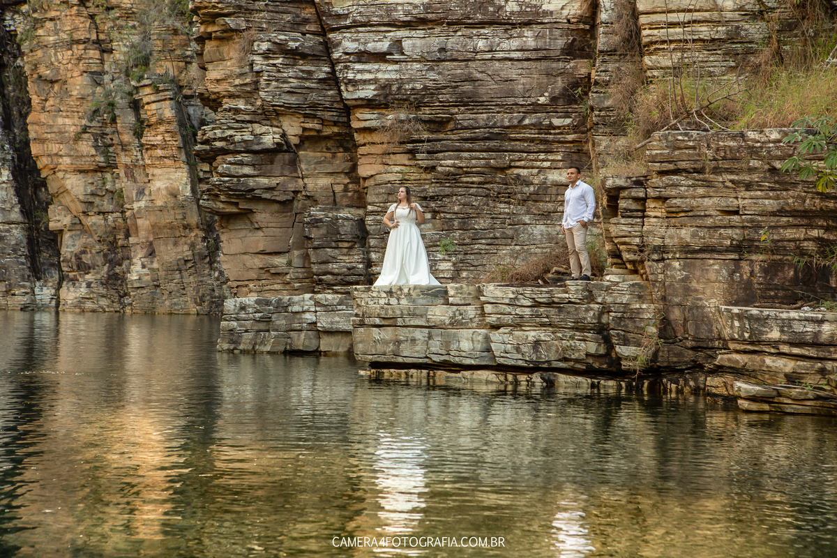noivos nas pedreiras em capitólio-MG durante ensaio pré wedding