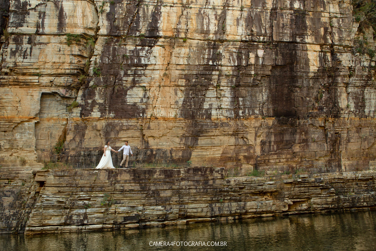 noivos no canion em Capitólio  - MG durante o ensaio pré casamento