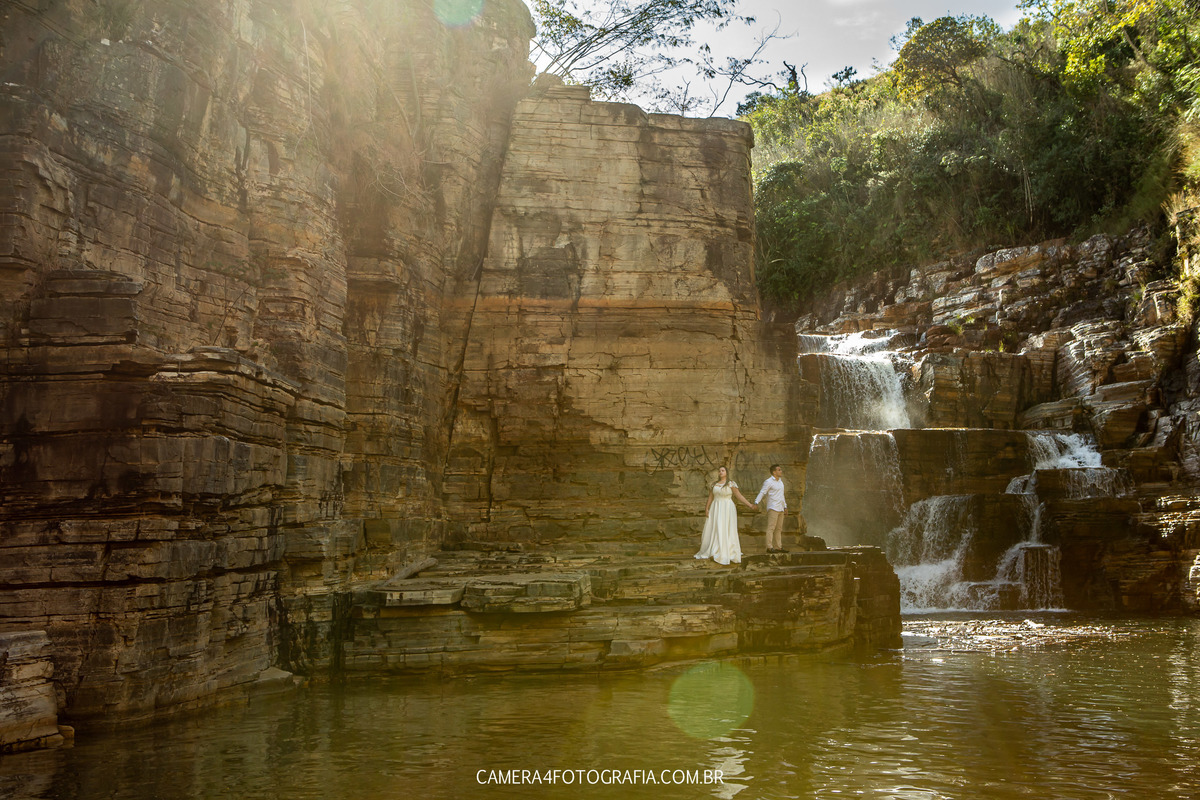 noivos nas pedreiras em capitólio-MG durante ensaio pré wedding