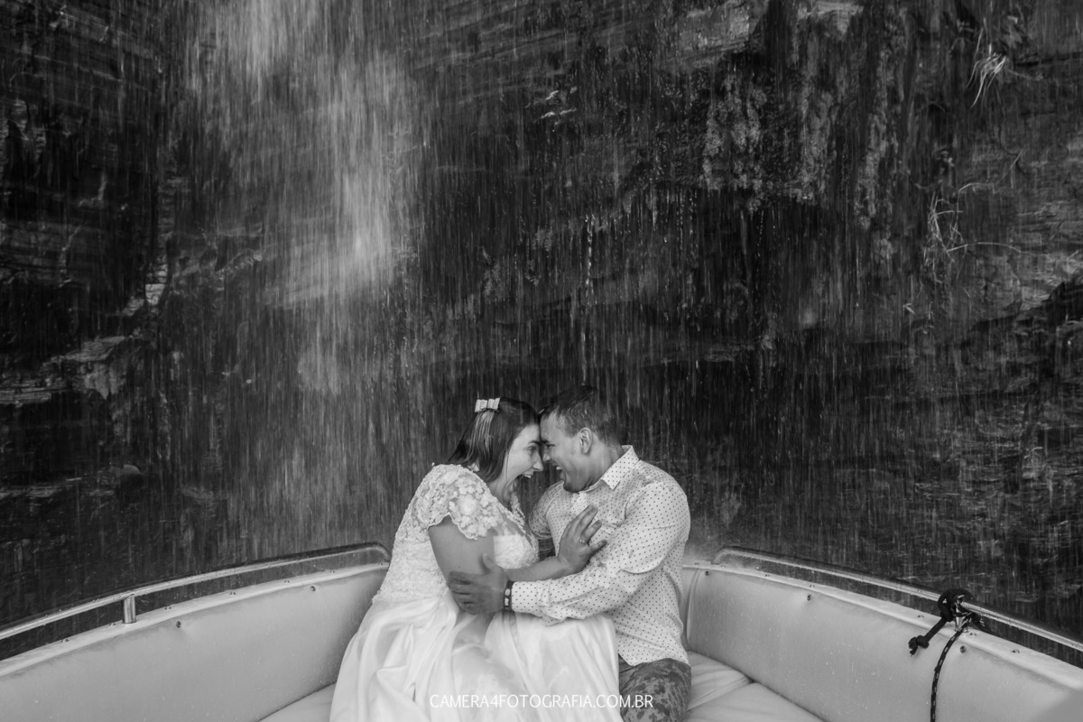 Noivos se beijando na lancha em Capitólio - MG no ensaio Pré casamento