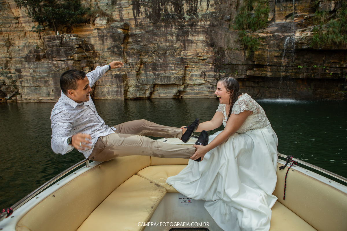 noiva jogando o noivo na água durante o ensaio Pré Wedding em Capitólio - MG
