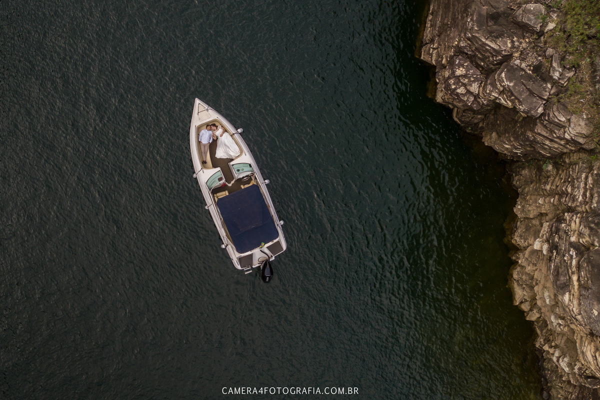 Foto de drone da lancha durante o ensaio pré wedding em Capitólio - MG
