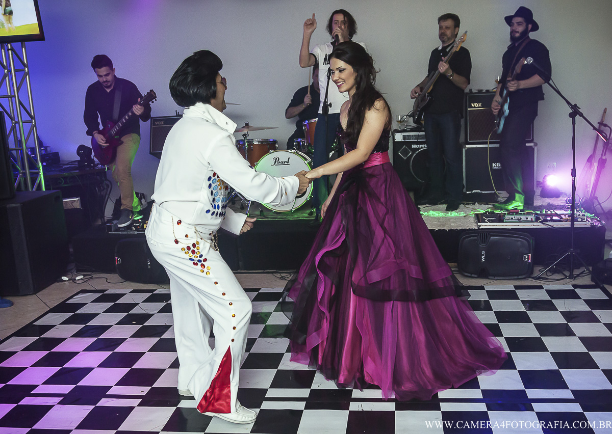 Elvis Presley dançando