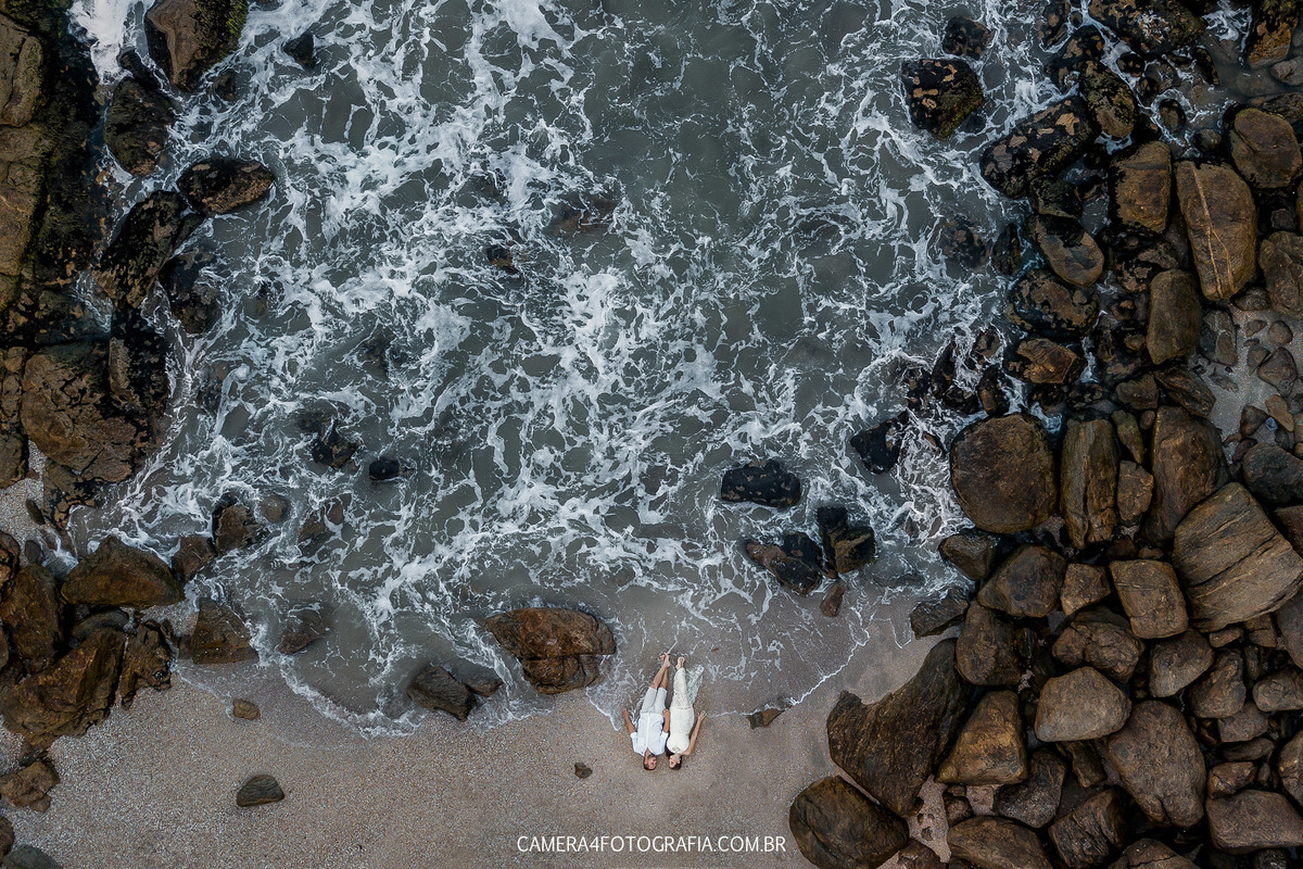 ensaio-pré-wedding-de-daniela-e-marcelo-na-praia-camera-4-fotografia-bauru-sp