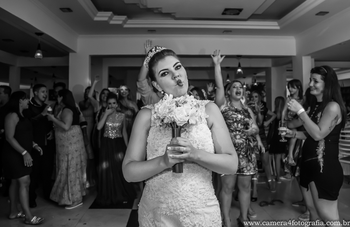 noiva jogando o buquê