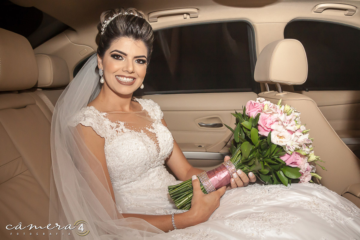 foto da noiva no carro