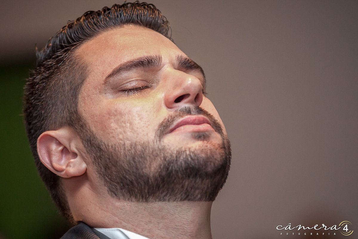 foto do noivo emocionadfo