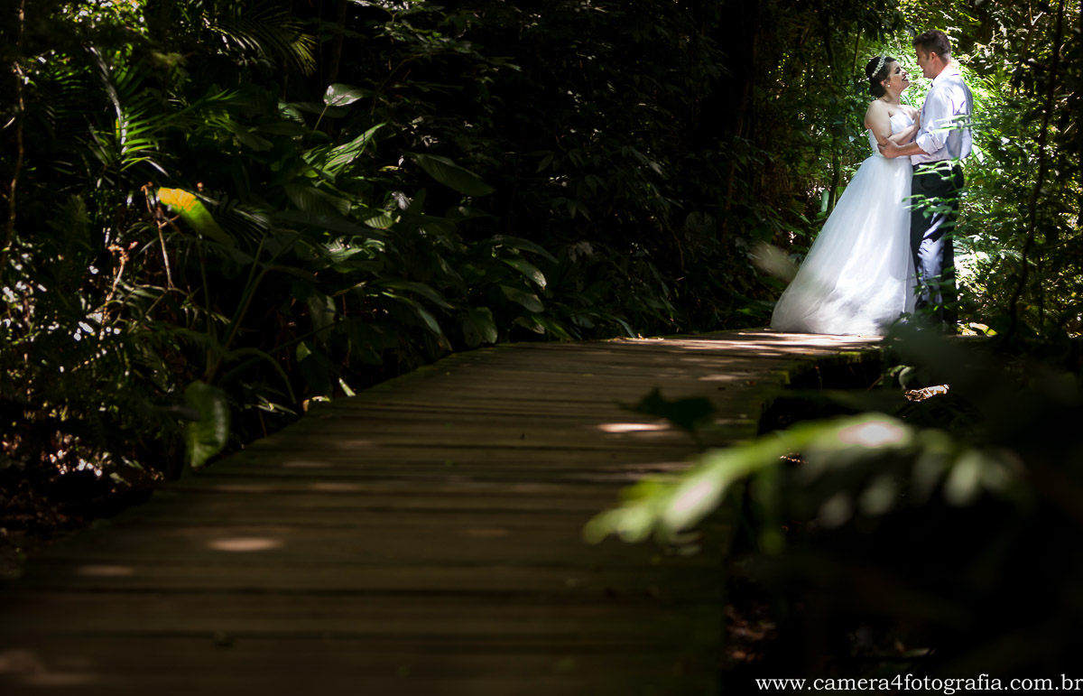 Noivos no deck de madeira