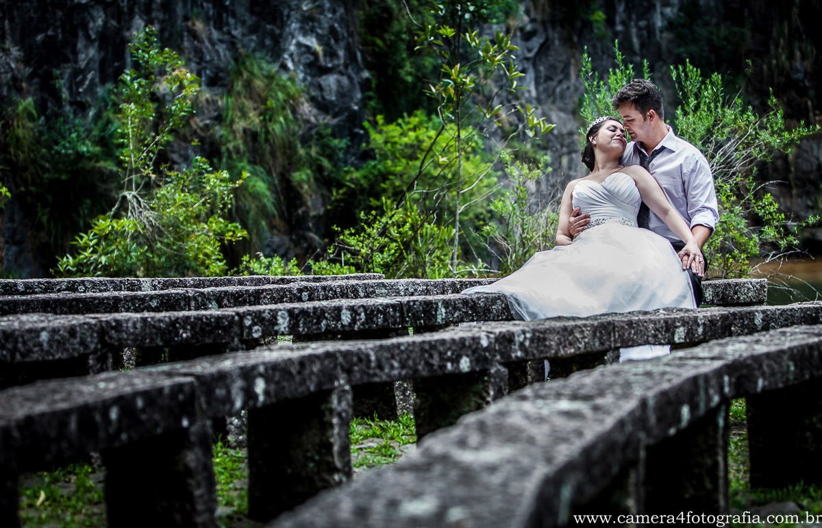 Noivos na Faculdade do meio ambiente em Curitiba