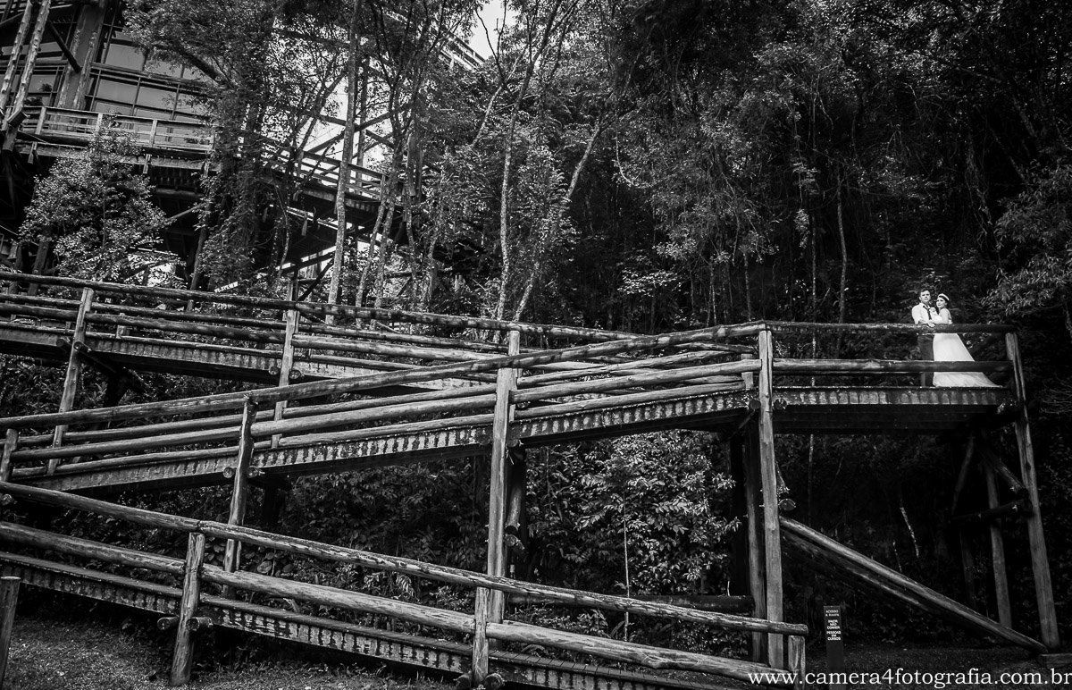 Fotos dos noivos na escada