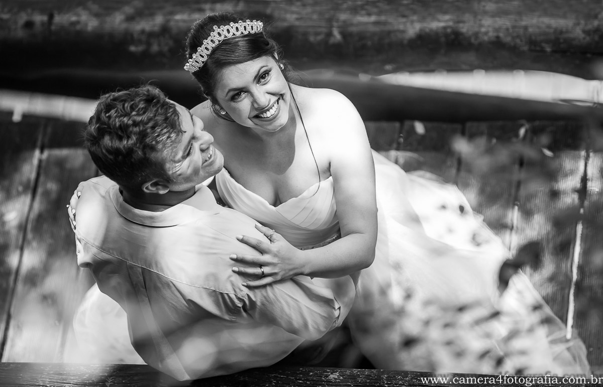 noiva feliz no ensaio fotográfico