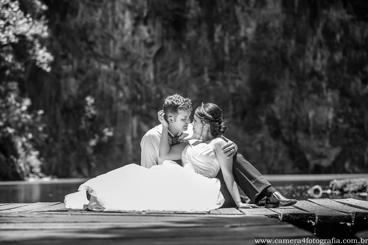 Noivos durante ensaio em pedreira