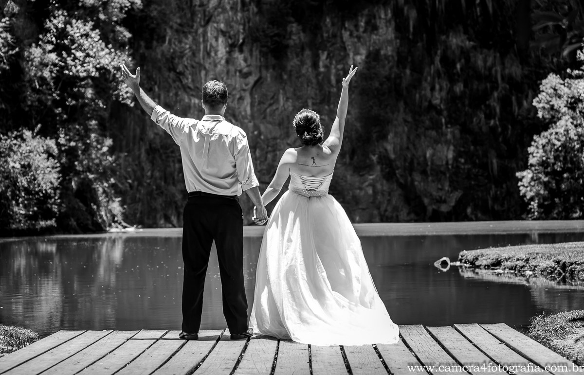 Noivos no deck de madeira