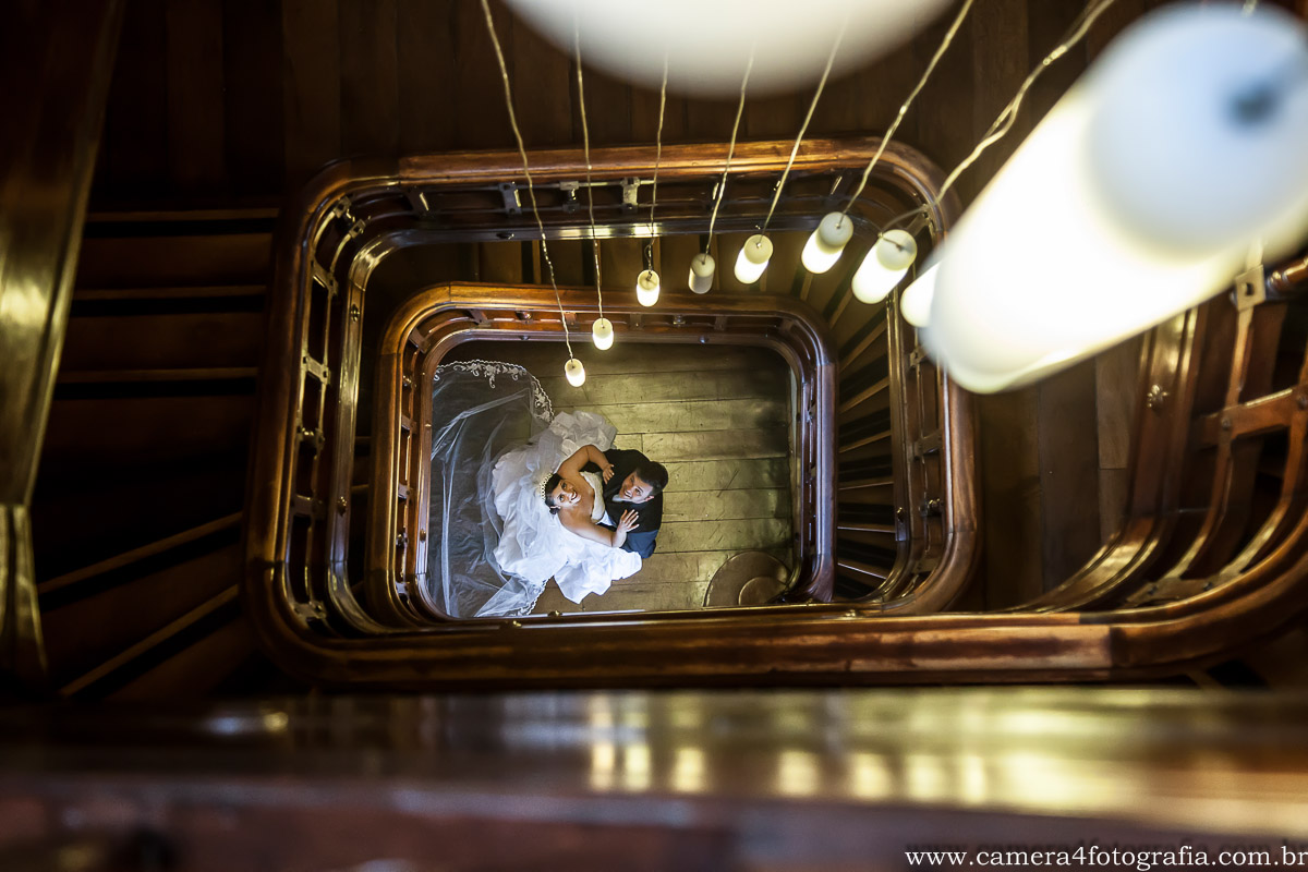 noivos na escadaria